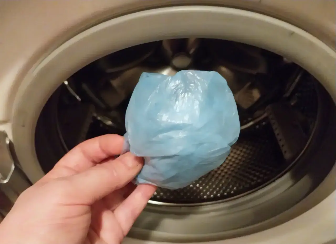 Jak usunąć sierść z ubrań? Triki, pranie i prewencja!