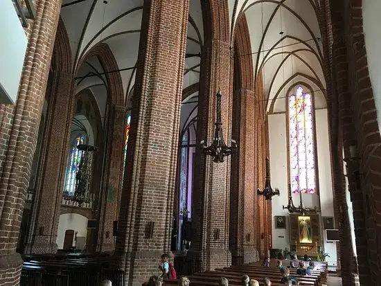 Krzywe kolumny w katedrze w Kołobrzegu - dlaczego tak się stało?