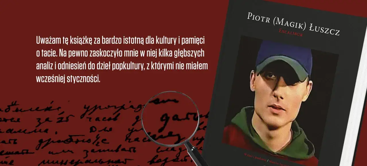 Okładka książki Piotra (Magika) Łuszcz "Excalibur" z portretem artysty. Tekst na czerwonym tle sugeruje, że jestem bogiem tekst, który analizuje kulturę.