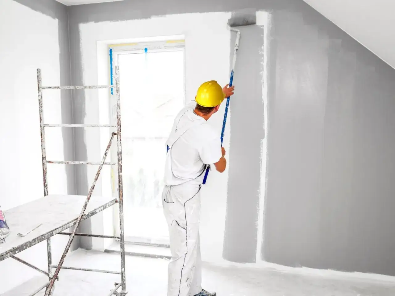 Ile kosztuje malowanie metra w 2026? Pełny cennik i porady!