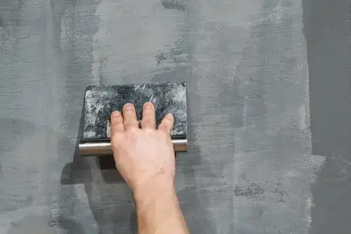 Jak położyć beton na ścianie - proste kroki do idealnego efektu