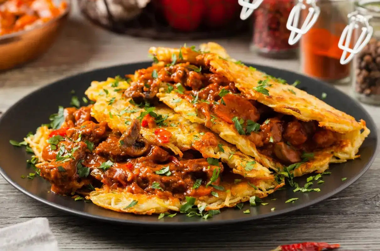 Placek po zbójnicku: Przepis na chrupiące placki i gulasz