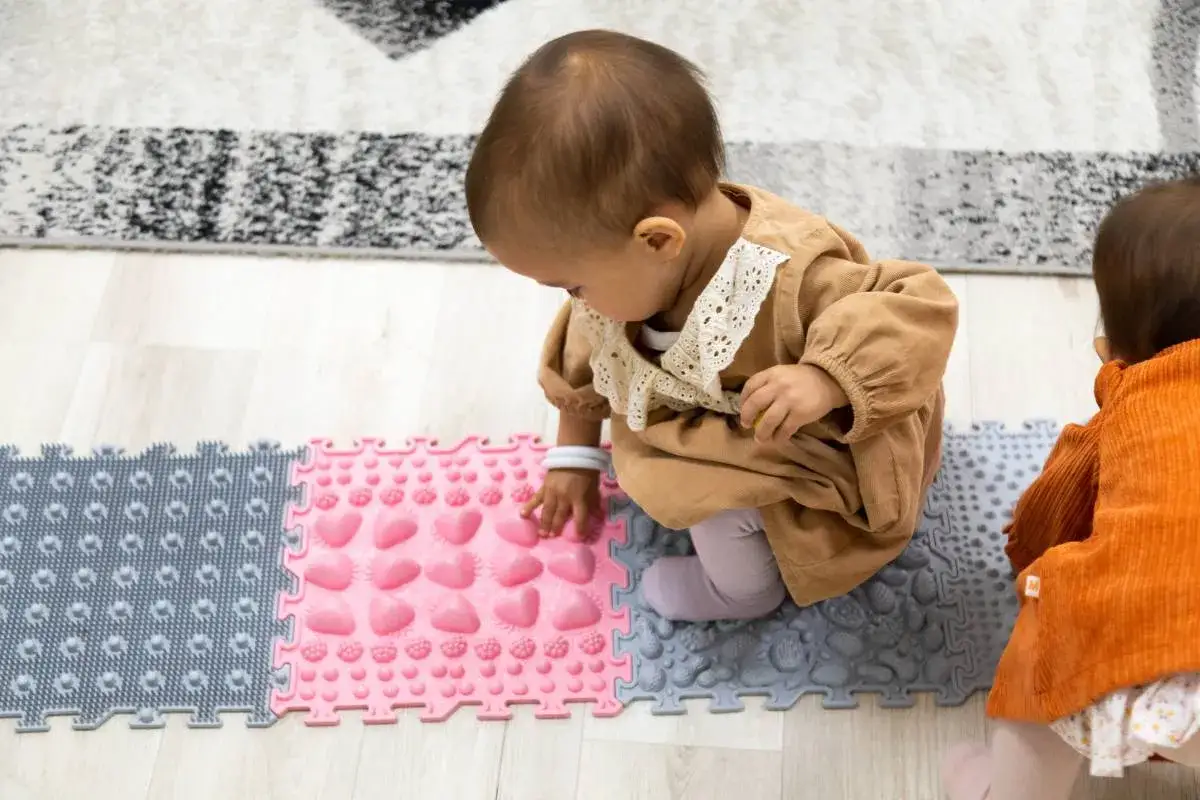 Ścieżka sensoryczna: jak wspiera rozwój dziecka i poprawia terapię