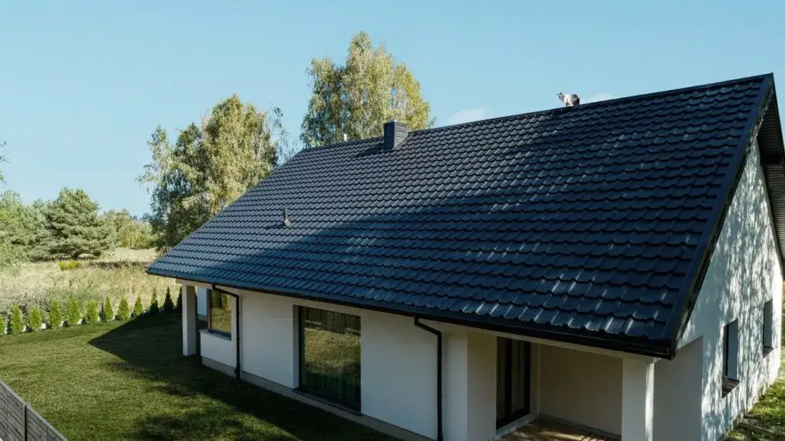 Ile kosztuje położenie blachy na dach? Sprawdź ceny i ukryte koszty