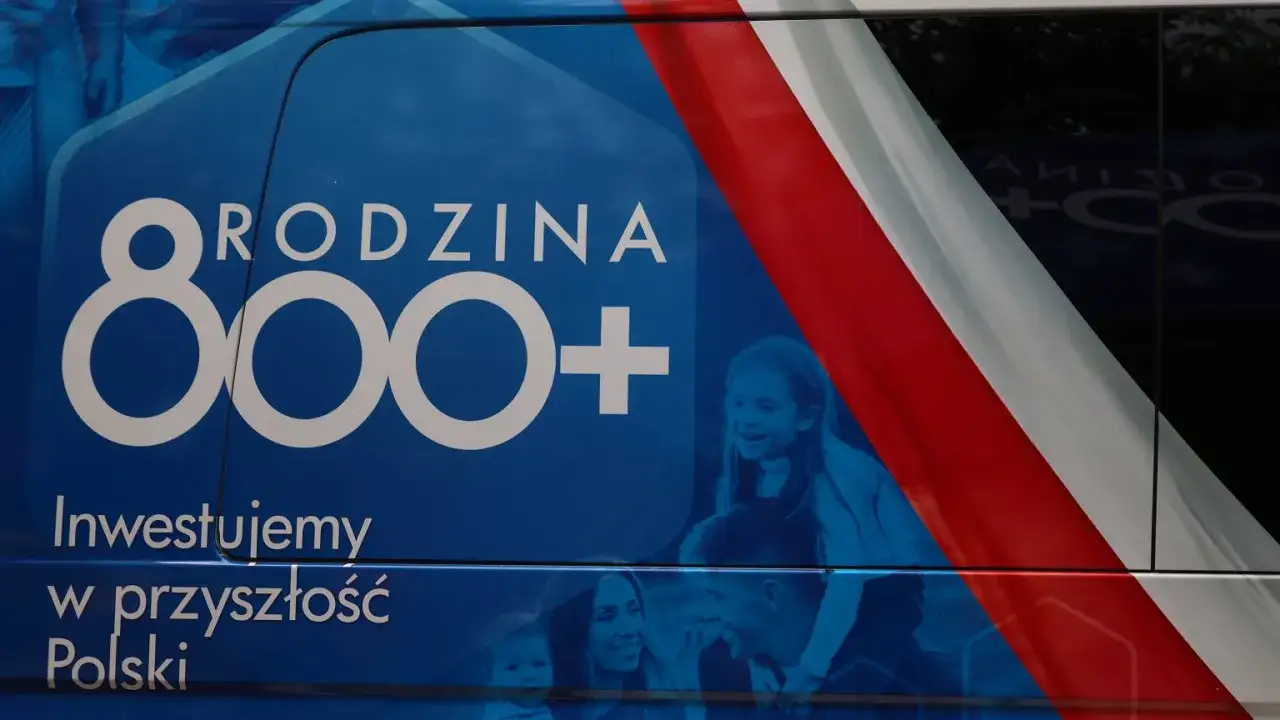 800 plus: Zasady, wnioski, terminy Kompletny przewodnik PiS