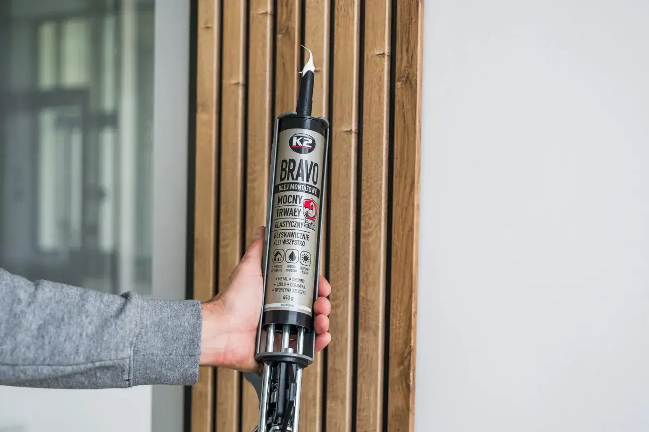 Montaż szafki bez wiercenia: Klej zamiast kołków? Sprawdź!