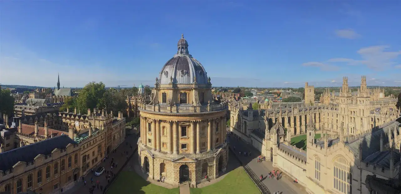 Widok z lotu ptaka na Radcliffe Camera i inne budynki Uniwersytetu Oksfordzkiego.