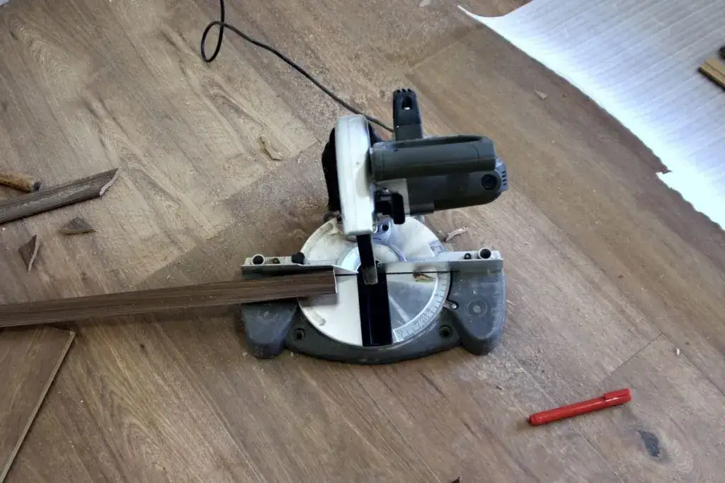 Jak dociąć listwy w narożnikach wewnętrznych bez błędów i frustracji