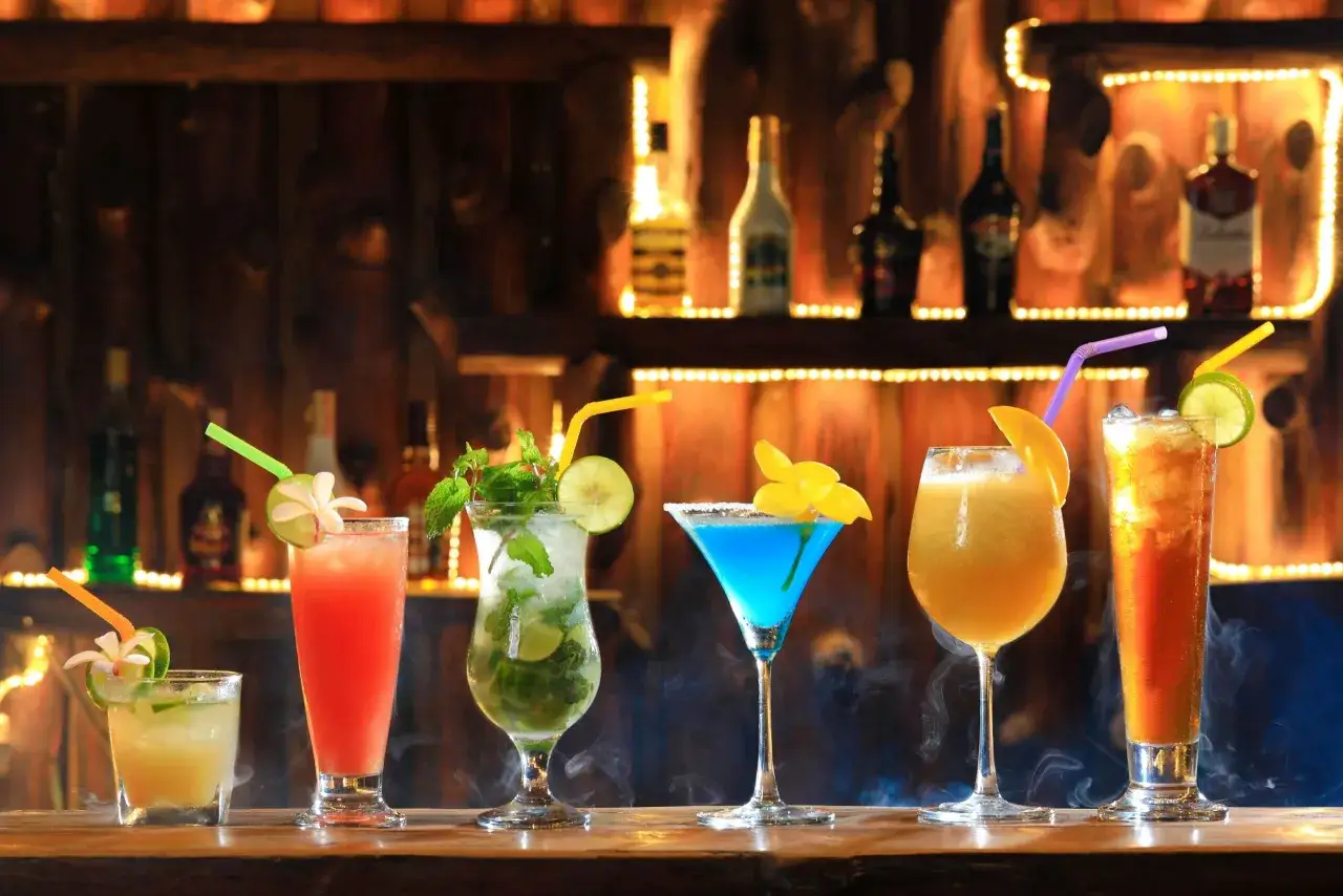 Kolorowe drinki na wesele, od orzeźwiającego mojito po egzotyczne koktajle, gotowe do świętowania.