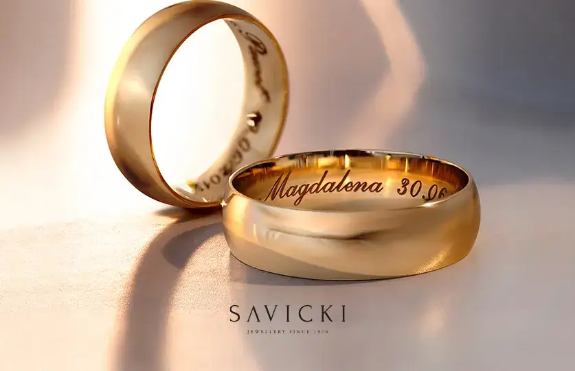 Kto niesie obrączki do ślubu? Poznaj tradycje i nietypowe opcje