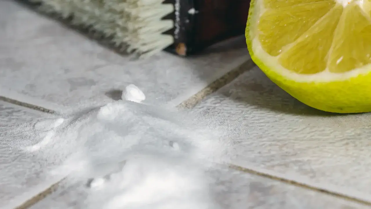 Skuteczne sposoby na to, czym wyczyścić fugi w łazience i uniknąć pleśni