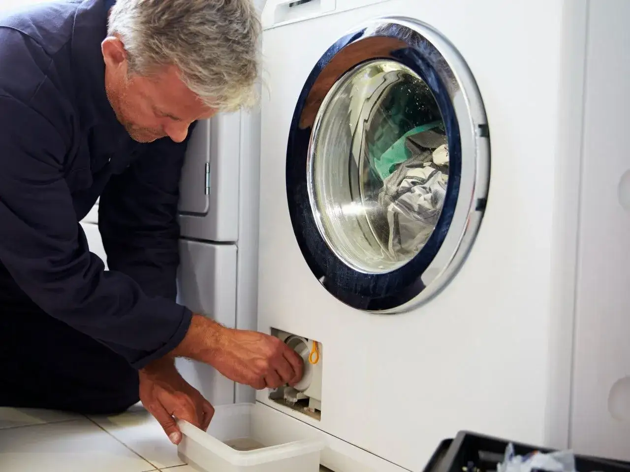 Jak spuścić wodę z pralki i uniknąć kłopotów z awarią