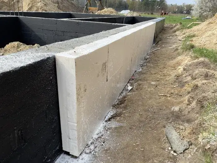 Ocieplenie fundamentów: Kompletny poradnik krok po kroku. Czy warto?