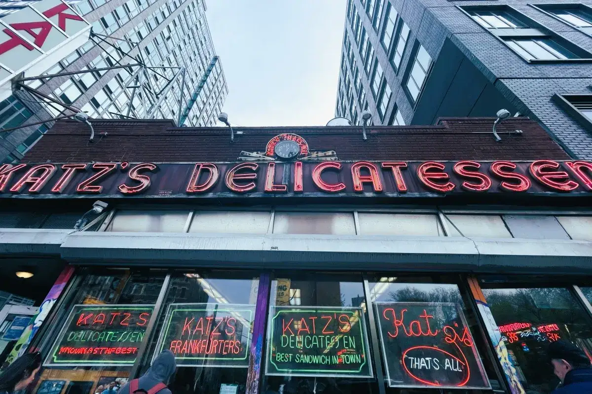 Gdzie zjeść w Nowym Jorku? Odkryj najlepsze miejsca i smaki