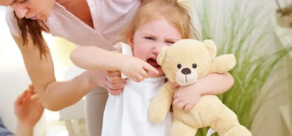 Jak oduczyć dziecko rzucać przedmiotami i uniknąć frustracji rodzica