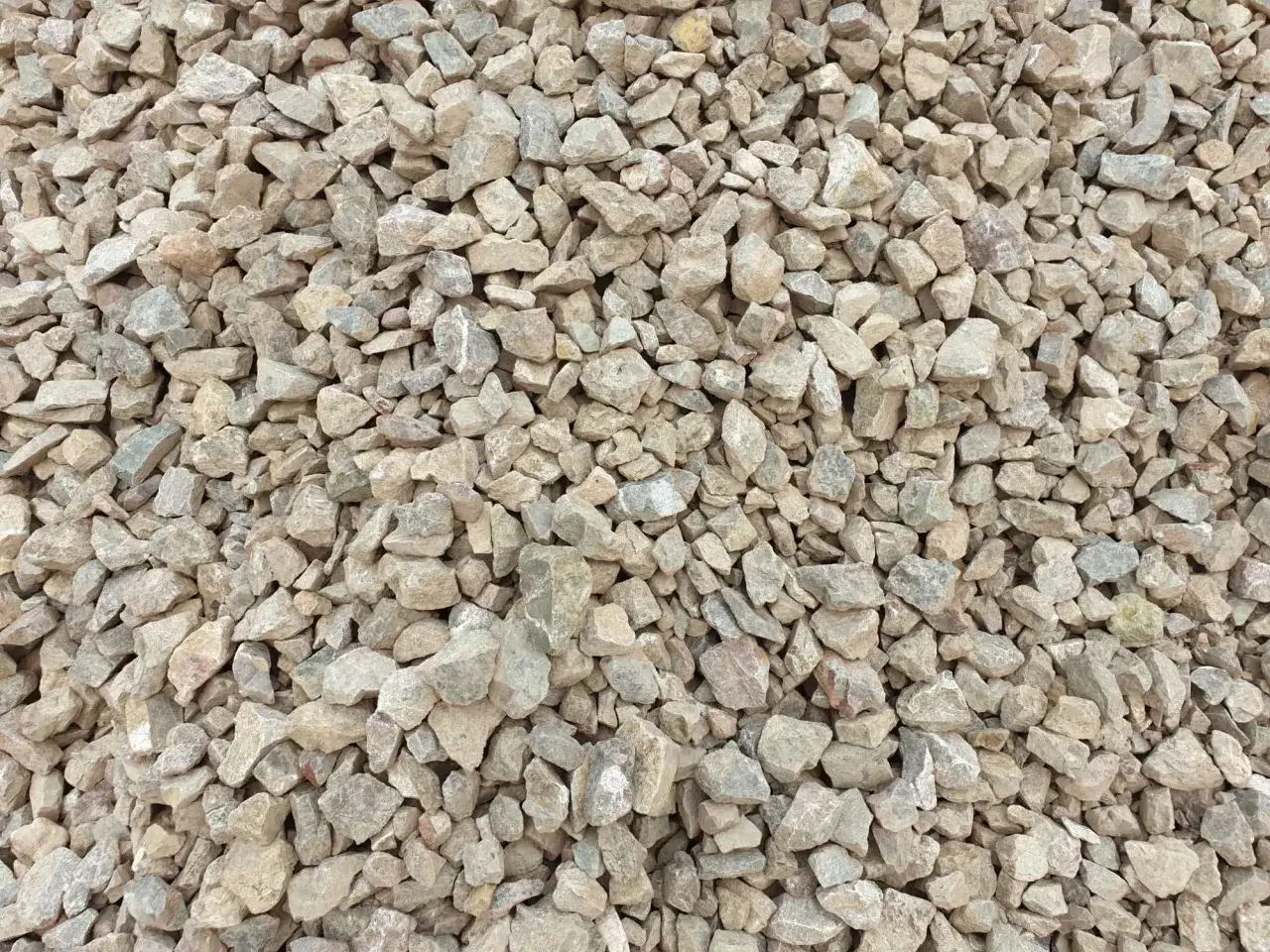 Kliniec czy tłuczeń na podjazd? Wybierz mądrze i zbuduj trwale!