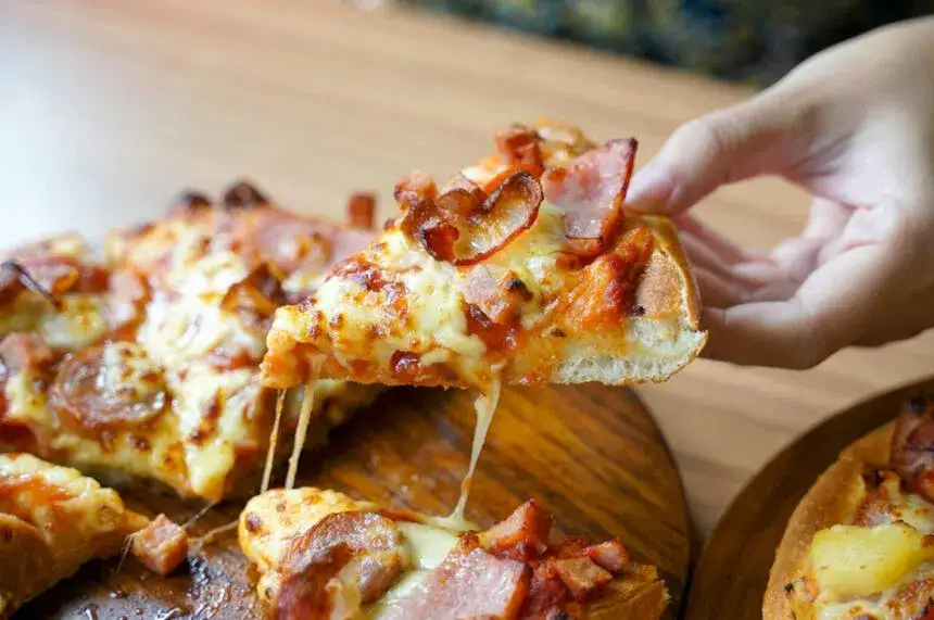 Przepis na pizzę jak z pizzerii - idealne ciasto i sos w domu