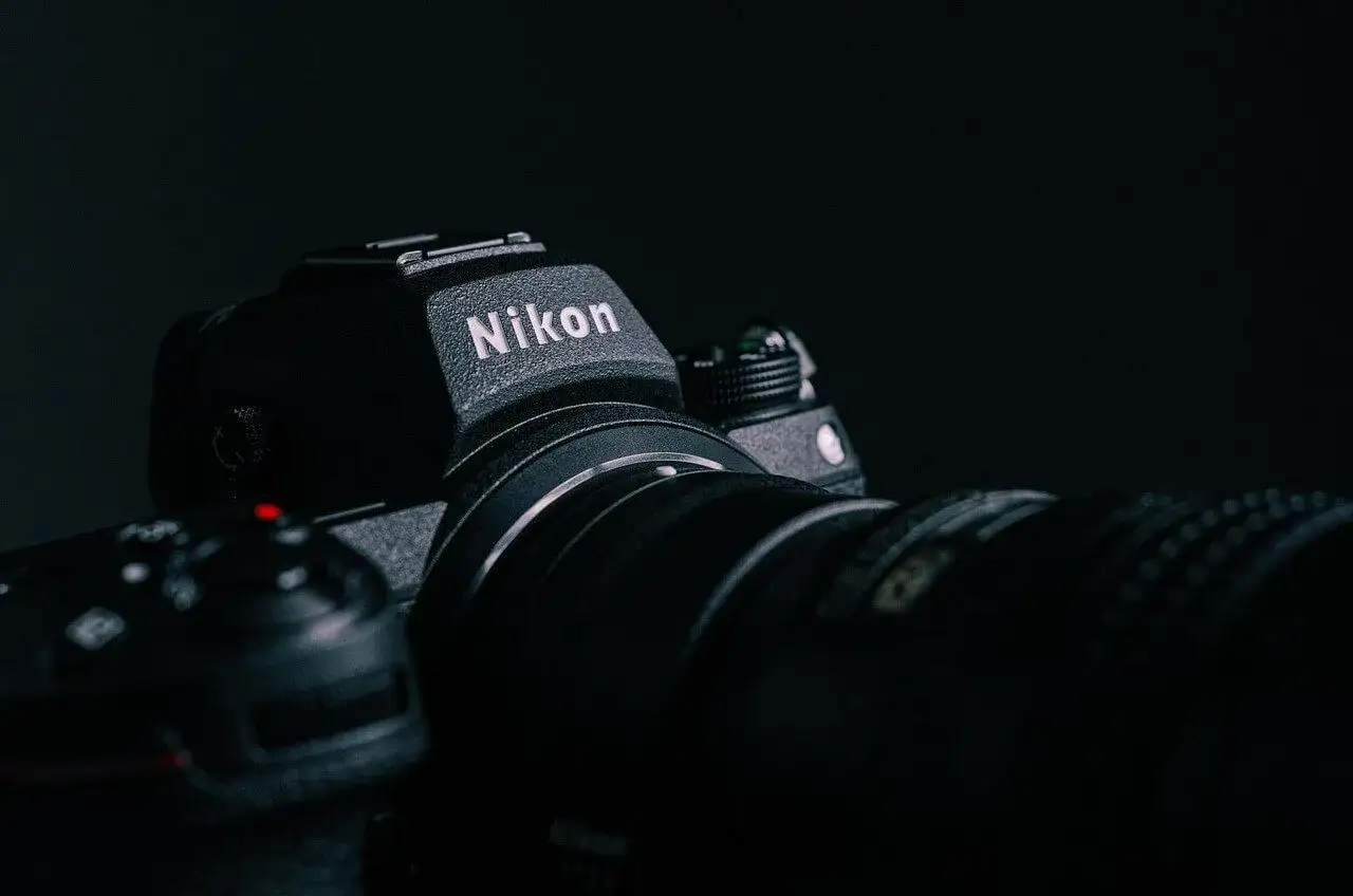 Czarne body aparatu Nikon z obiektywem. Dowiedz się, jak sprawdzić przebieg aparatu Nikon, aby ocenić jego stan.