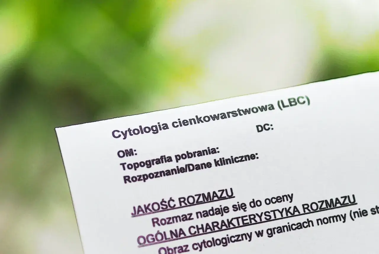 Wynik cytologii cienkowarstwowej (LBC). Dokument porównuje cytologię płynną a zwykłą, oceniając jakość rozmazu.