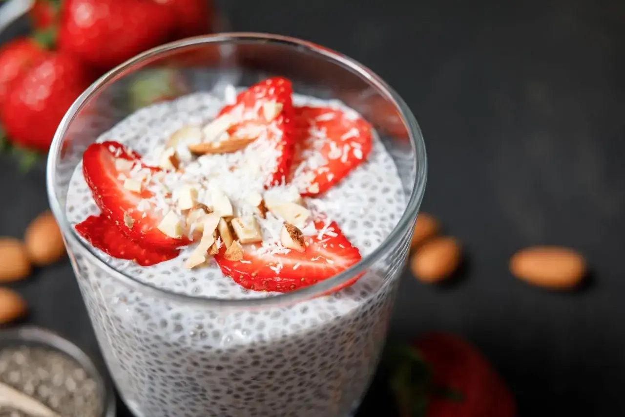 Co to jest pudding? Odkryj różnice i smaki tego deseru