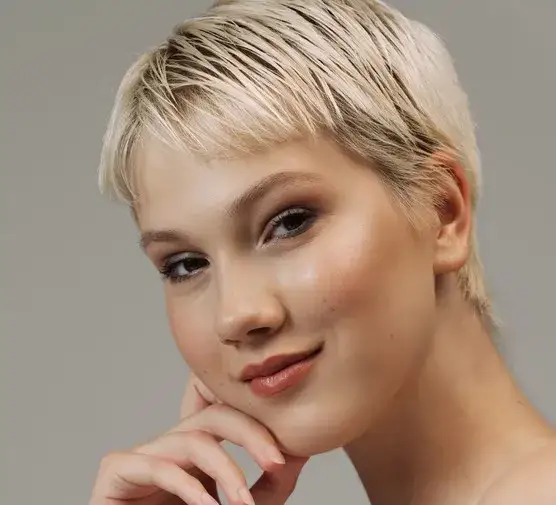 Fryzury i makijaż dla kwadratowej twarzy, które odmieniają wygląd