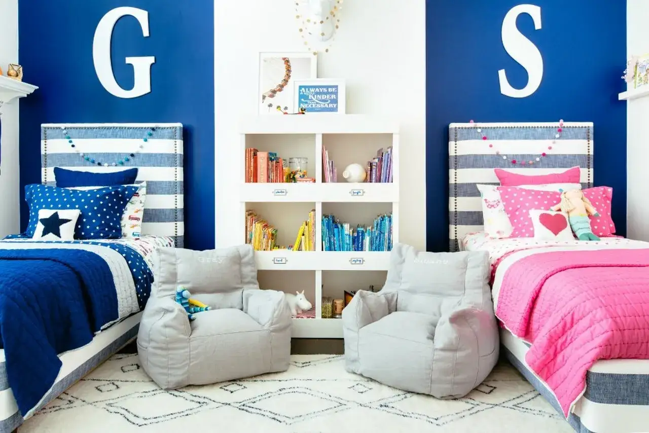 Jak podzielić pokój dla chłopca i dziewczynki: dwie strefy z łóżkami, literami G i S, książkami i fotelami.