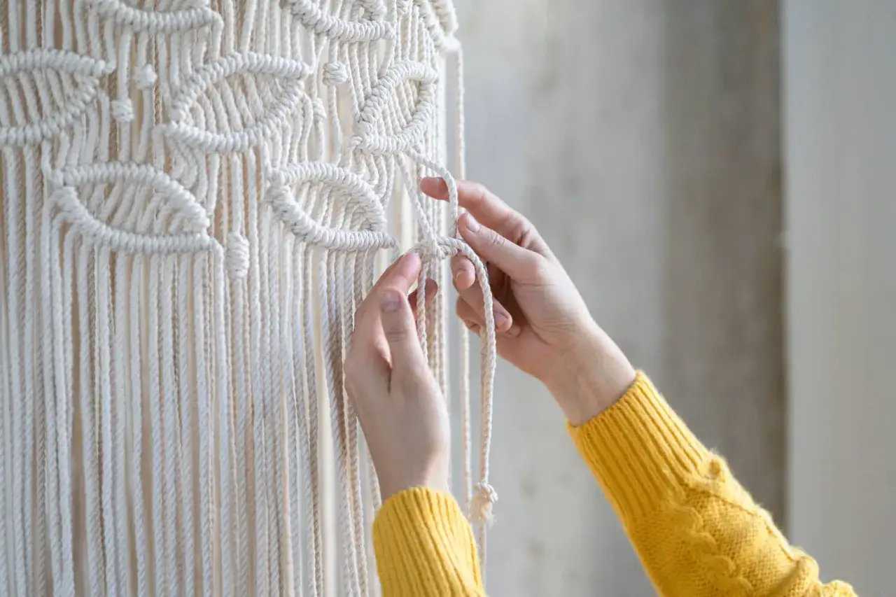 Jak zrobić kwietnik ze sznurka? Makrama DIY krok po kroku!