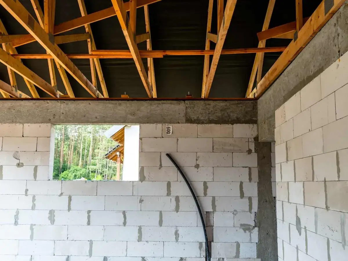 Jak połączyć wieniec ze stropem: Kluczowe kroki dla stabilnej konstrukcji