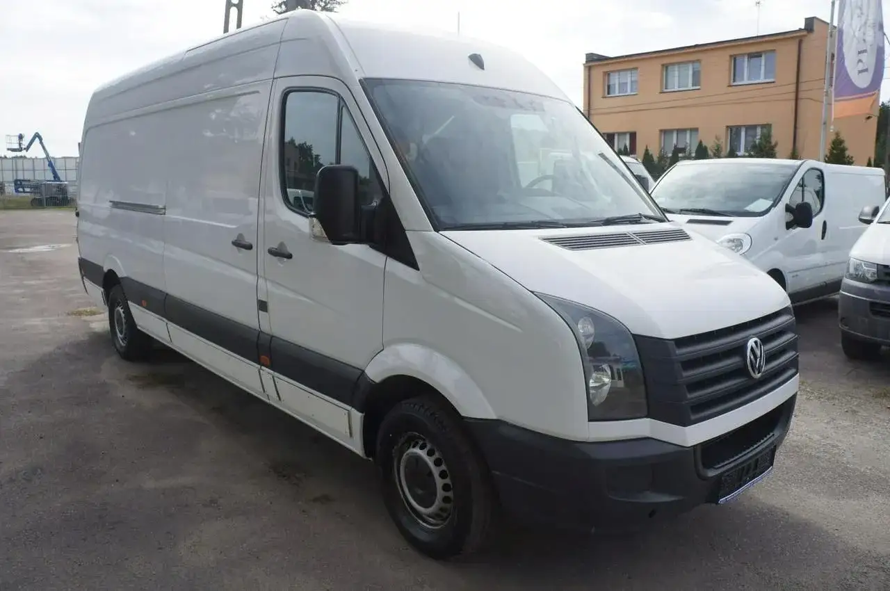 Biały Volkswagen Crafter L3H2, idealny do transportu. Poznaj jego wymiary i możliwości.