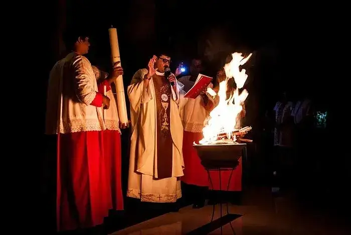 Czego symbolem jest paschał? Odkryj jego głęboką symbolikę w liturgii