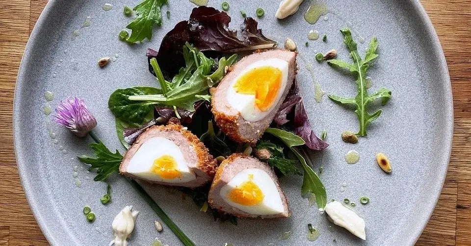 Gotowane jajka na obiad? 10+ sycących przepisów, które zaskoczą!
