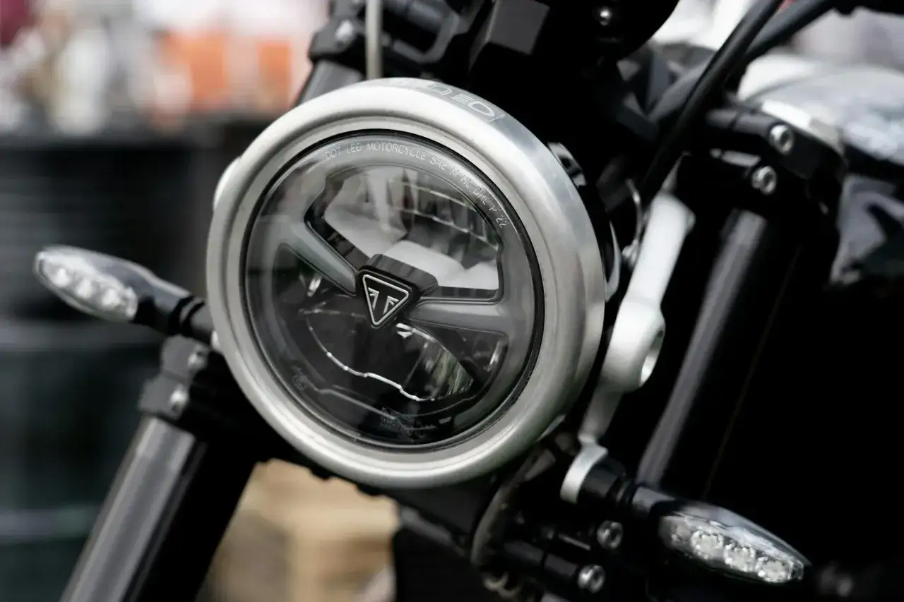 Reflektor motocykla z logo Triumph i dodatkowe światła LED.