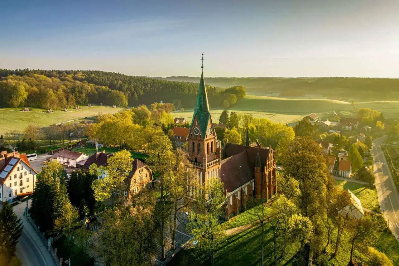 Piękny kościół w Gietrzwałdzie. Jak dojechać pociągiem do tego malowniczego miejsca? Warto zaplanować podróż!