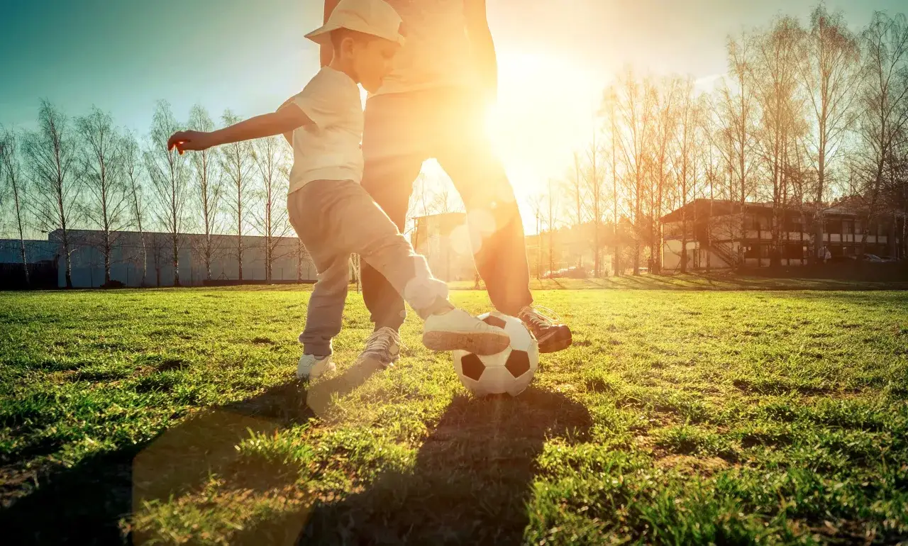 Jak zmyć trawę z butów? Skuteczne metody na uporczywe plamy