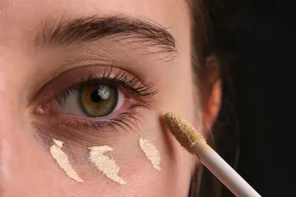 Najlepsze korektory pod oczy po 50, które ukryją zmarszczki i cienie