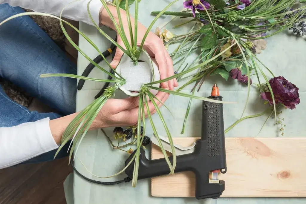 Jak obciążyć stroik na cmentarz, aby nie przewracał się w wietrze