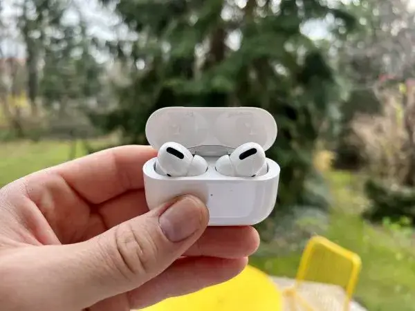 Jak odebrać rozmowę na AirPods - proste sposoby i porady