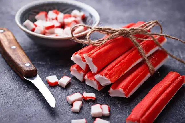 Surimi czy zdrowe? Odkryj ukryte zagrożenia i korzyści zdrowotne.