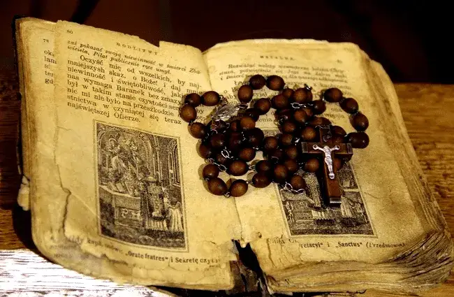 Skąd wzięła się modlitwa różańcowa? Jej tajemnice i historia