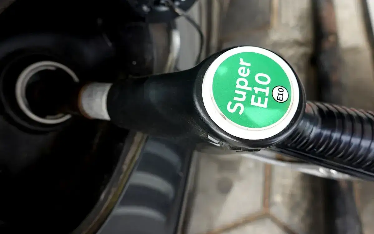 Jakie samochody mogą jeździć na benzynie E10? Sprawdź, zanim zatankujesz
