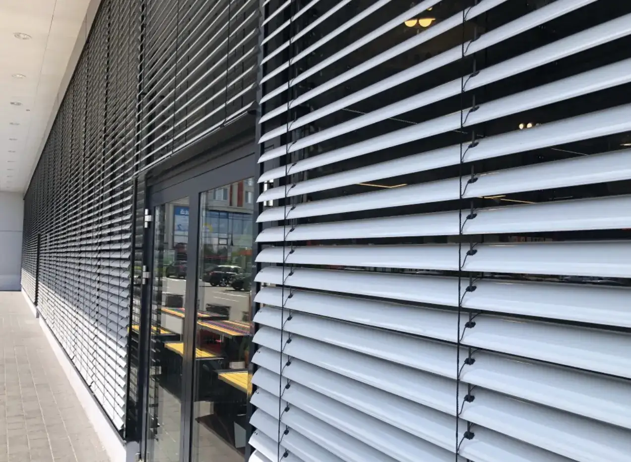 Czy żaluzje fasadowe sprawdzają się zimą? Fakty, o których mało kto mówi