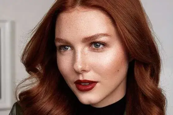 Jak dobrać idealną szminkę do rudych włosów? Sprawdź najlepsze odcienie i porady!