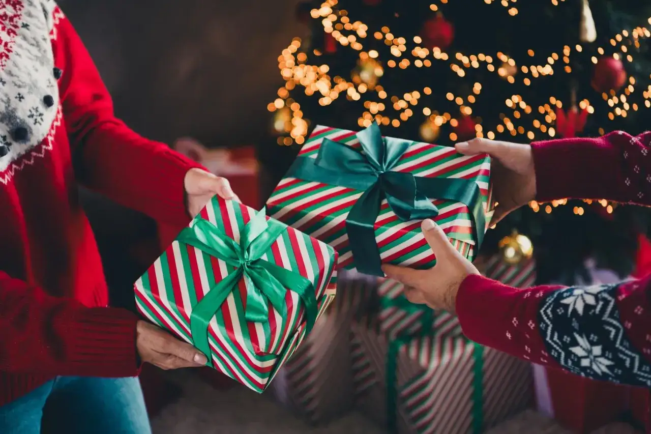 Kiedy otwierać prezenty pod choinką? Poznaj polskie tradycje