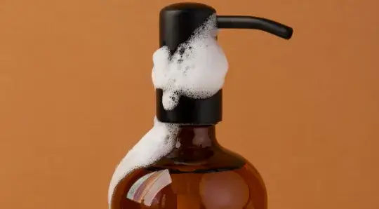 Jak butelka pianotwórcza wspiera bezpieczeństwo i czystość w pracy stylistki rzęs