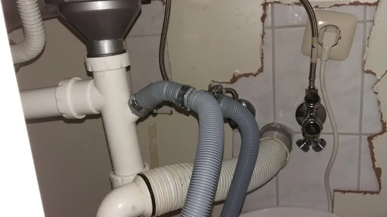 Jak podłączyć pralkę w kuchni – uniknij najczęstszych błędów