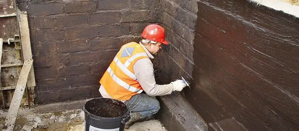 Czym zabezpieczyć fundamenty przed wilgocią i uniknąć kosztownych napraw