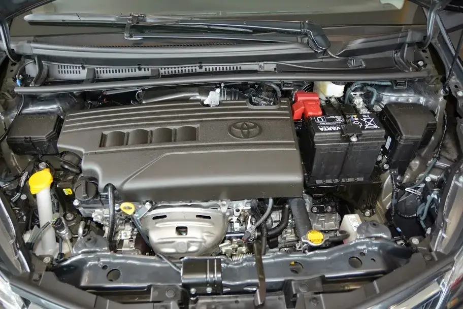 Pod maską Toyoty Yaris: Wszystko, co musisz wiedzieć (także o hybrydzie)