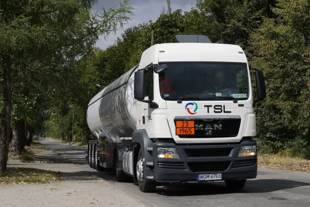 Transport a spedycja: kluczowe różnice i rola spedytora w TSL