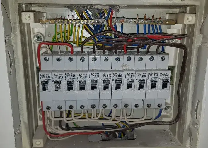 Ile kosztuje podłączenie skrzynki elektrycznej w domu? Uważaj na ukryte wydatki