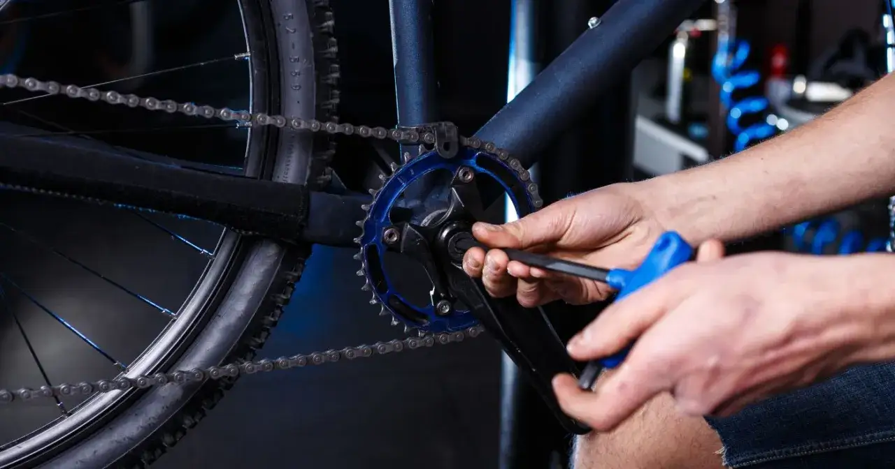 Jak ściągnąć korbę w rowerze i uniknąć uszkodzeń podczas demontażu